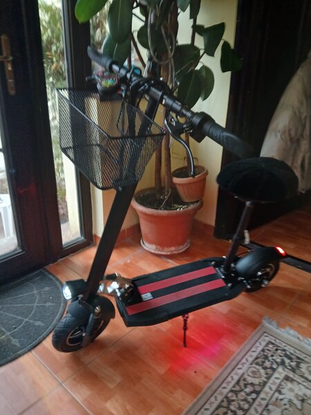 Scuter electric cu scaun f putin folosit